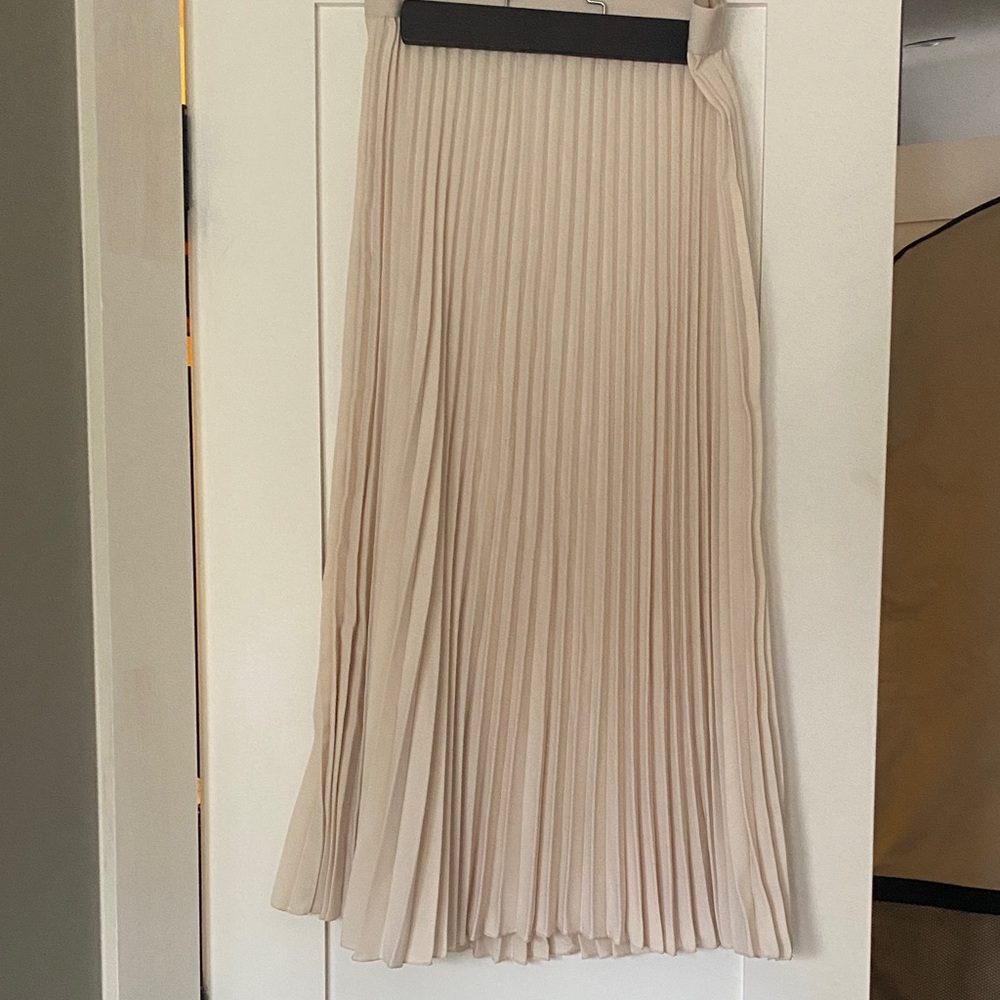 BNWT Elegant Cream H&M Pleated Skirt